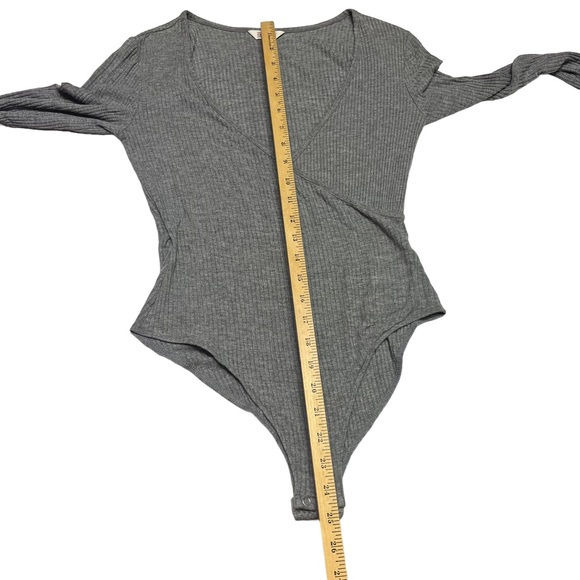 CAPE JUBY Women’s Medium Gray V-neck Crossover Wrap Ribbed Long Sleeve BodySuit - Picture 9 of 12